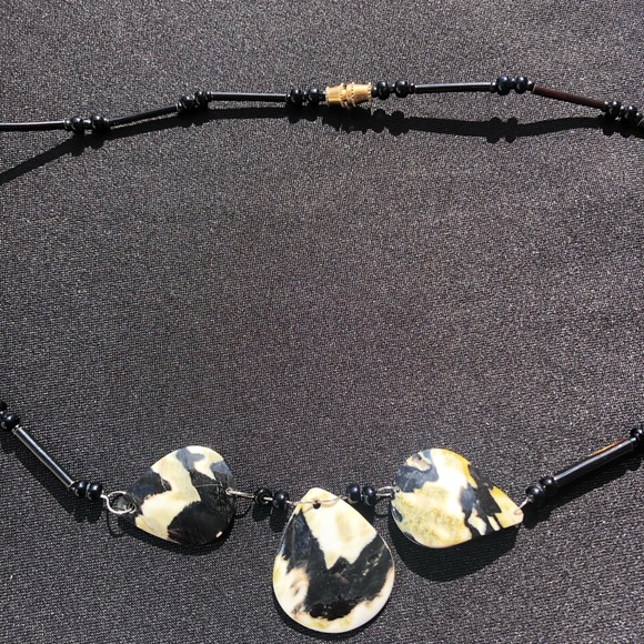 Black bead necklace with three teardrop design on mother of pearl - Picture 4 of 4